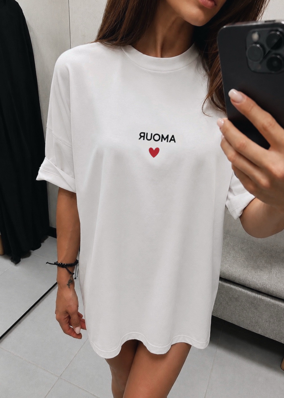 50c9249c-8487-4960-926c-d4b8b19bf671 Дълга oversize дамска тениска в бяло с контрастен надпис Amour от Next Level