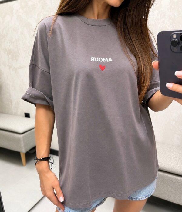 Дамска дълга тениска в сиво с надпис Amour и модерна oversize кройка от Next Level
