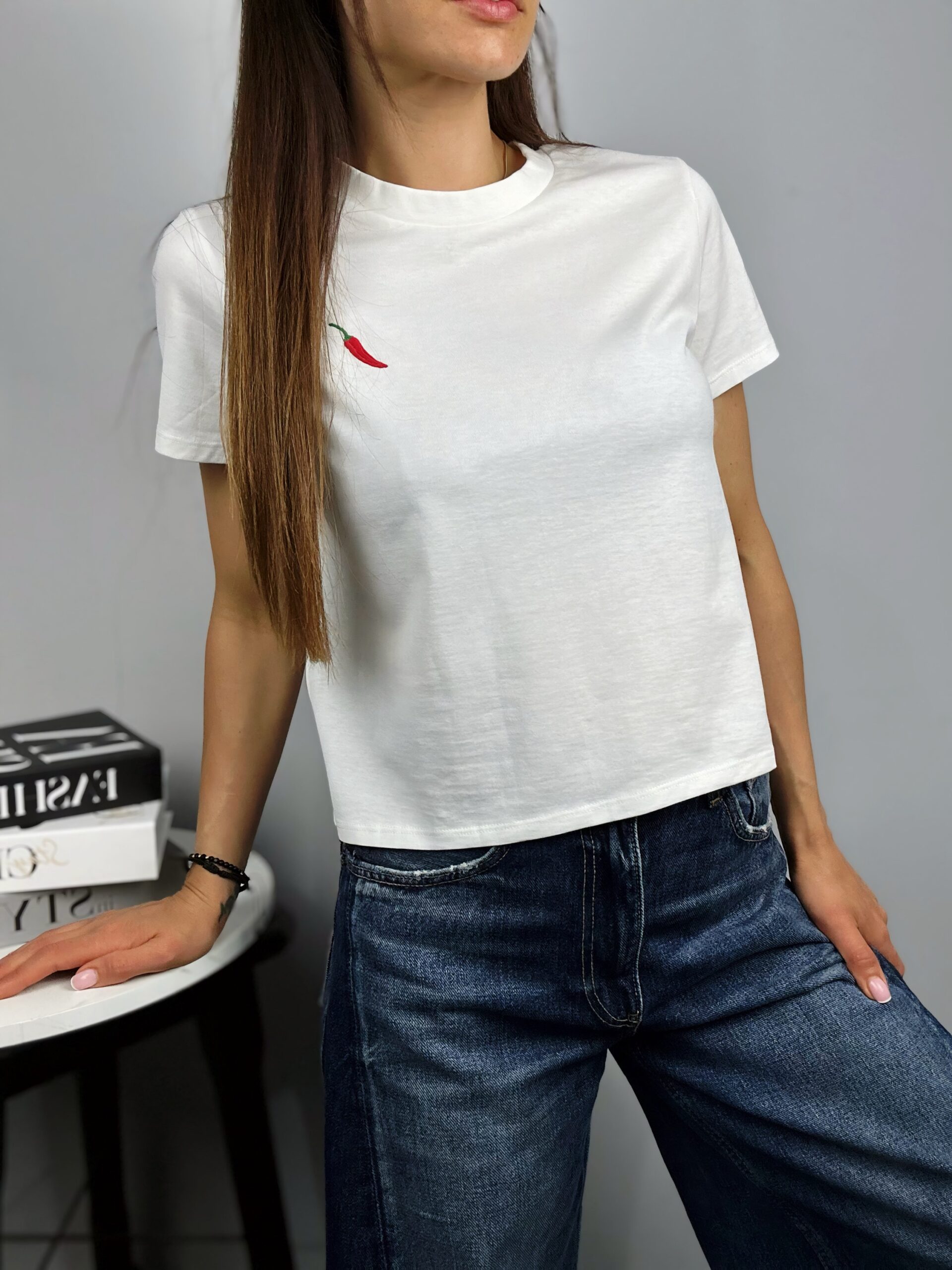 38790331-558d-4cf7-a3b9-c727f0f3d406 CHILI – дамска бяла тениска с бродирано червено чушле - Image 1