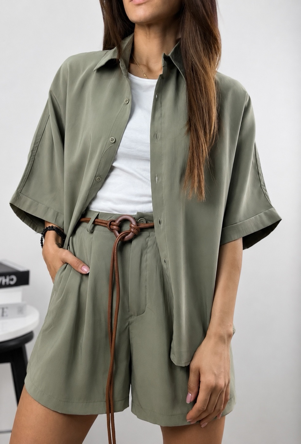 e8248f7b-0b4a-47ef-830b-f9a1769c01f5 Дамски комплект OLIVE – риза и къси панталони в зелено - Image 1